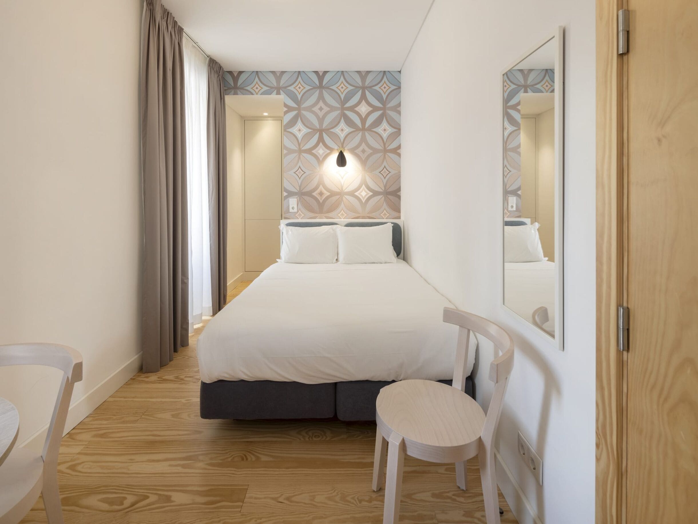 Studio | Peti besi dalam bilik, seterika/papan seterika, katil bayi/kot (surcaj) 