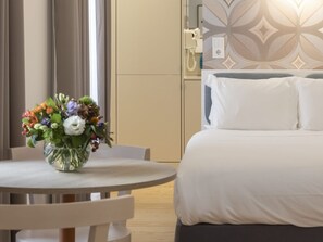 Studio | In-room safe, iron/ironing board, cots/infant beds, free WiFi - LSA Santos by Numa (Lisbon)