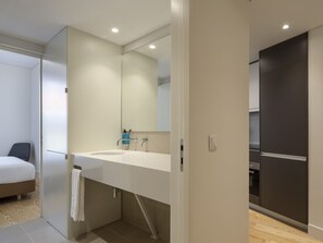 Dúplex, 2 habitaciones | Baño | Ducha, artículos de higiene personal gratuitos y secador de pelo