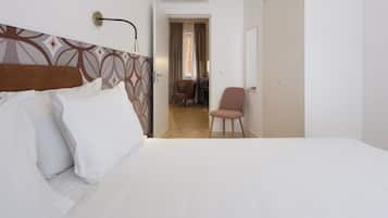 Appartement, 1 slaapkamer | Een kluis op de kamer, een strijkplank/strijkijzer, babybedden