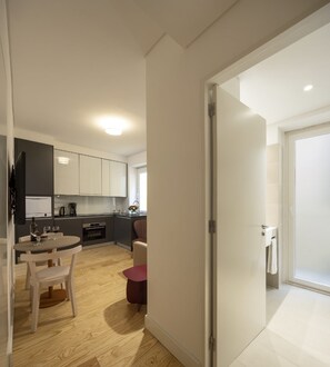 Studio | Coin cuisine privé | Réfrigérateur, micro-ondes, plaque de cuisson, lave-vaisselle
