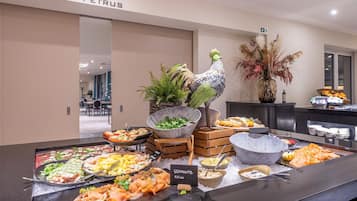Desayuno completo diario (EUR 23 por persona)
