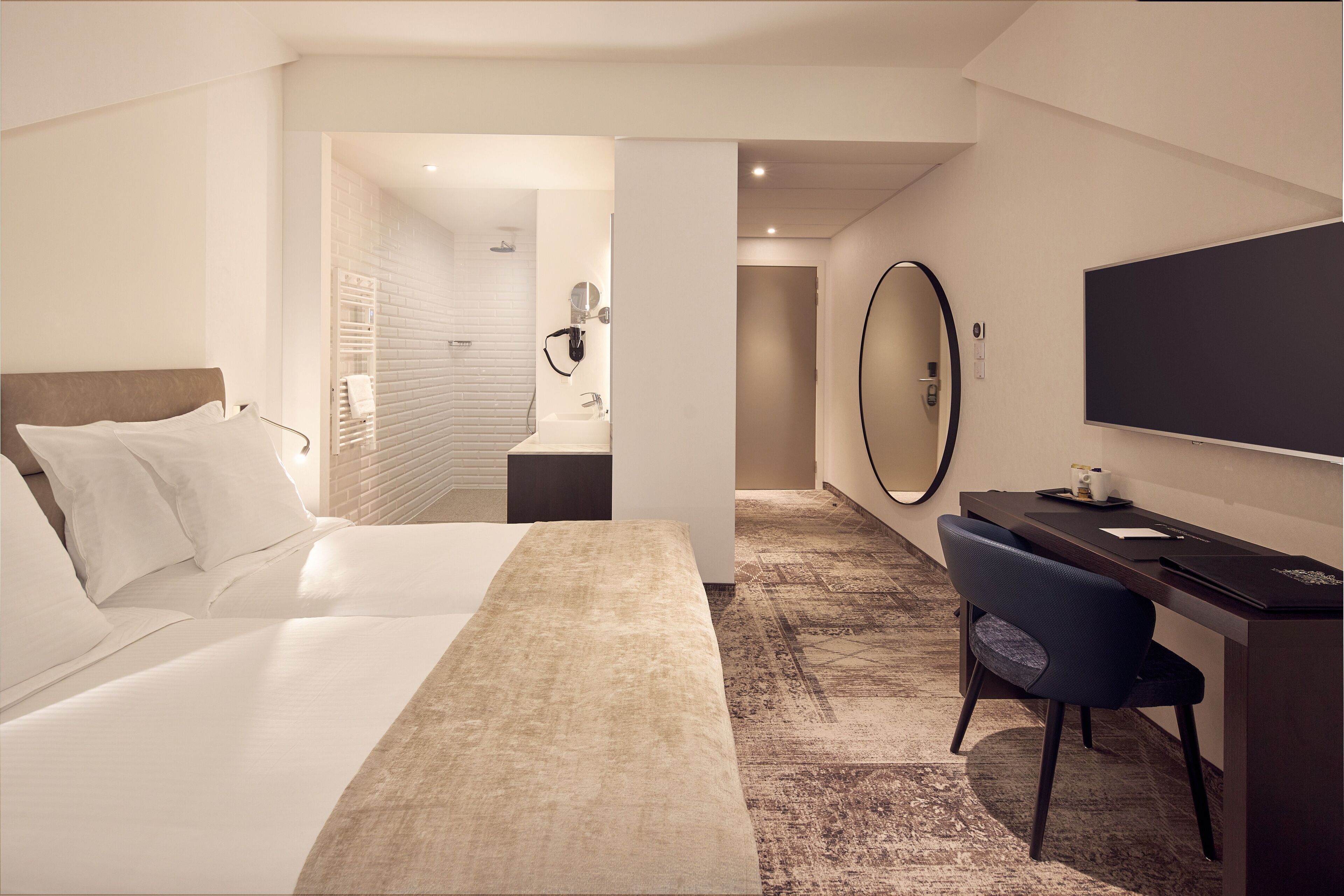 comfort twin room with open bathroom | 1 bedroom, minibar, in-room safe, desk