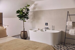 Suite superior | Baño | Amenidades de baño gratuitas, secadora de cabello, toallas, jabón 