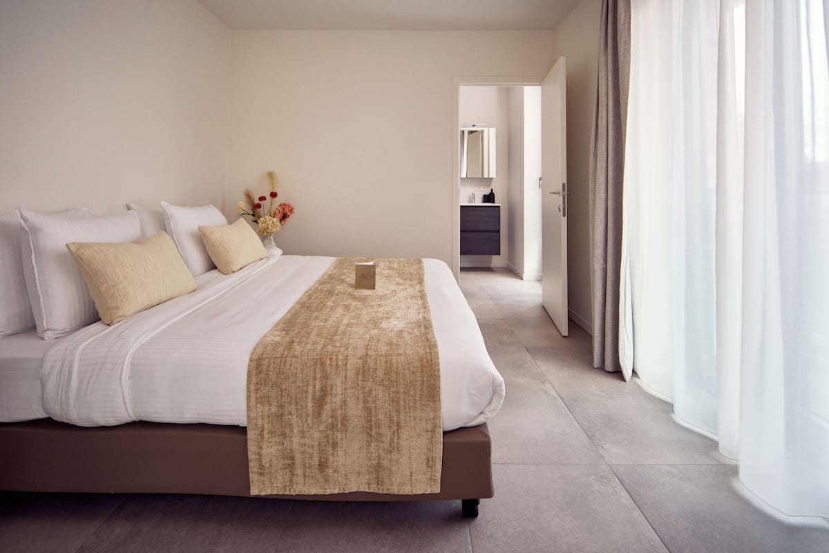 Comfort appartement | Een minibar, een kluis op de kamer, een bureau, verduisterende gordijnen