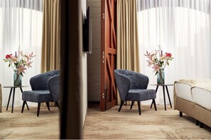 Monument Room | Living area | TV - Van der Valk Hotel Mechelen (Mechelen)