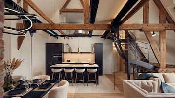 Deluxe loft, 1 kingsize bed met slaapbank | Woonruimte | Televisie