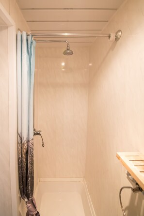 Standard Triple Room | Bathroom | Towels - Hollingdale Hotel (Blackpool)
