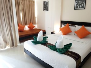 2-Bedroom Family Suite | 객실 내 금고, 각각 다르게 가구 비치, 책상, 암막 커튼