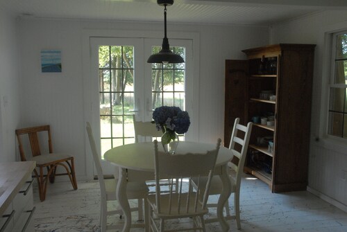 Idyllic cottage on Accabonic Harbor