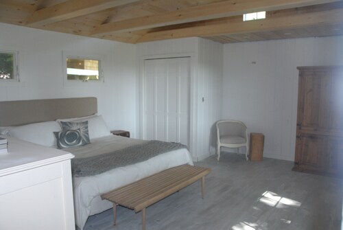 Idyllic cottage on Accabonic Harbor