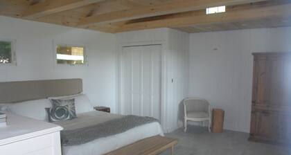 Idyllic cottage on Accabonic Harbor