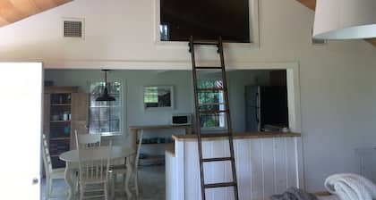 Idyllic cottage on Accabonic Harbor