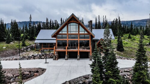 Sleeps 28- Completely updated with swim spa/bunk room/85" TV's & More!