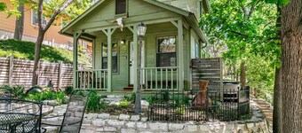 Kellys Creekside Sarahs Secret | King Bed | Hot Tub | Walk to Main