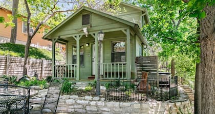 Kellys Creekside Sarahs Secret | King Bed | Hot Tub | Walk to Main