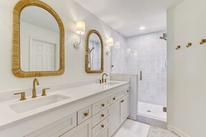Combined shower/tub, hair dryer, towels