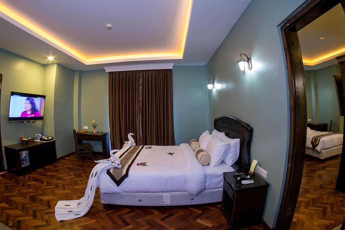 Premium Deluxe Room | Minibar, in-room safe, desk, soundproofing