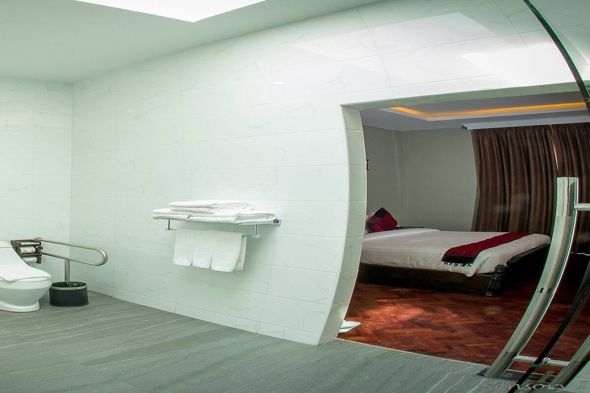 Suite | Bathroom | Rainfall showerhead, free toiletries, hair dryer, slippers