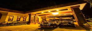 Fachada da propriedade à noite