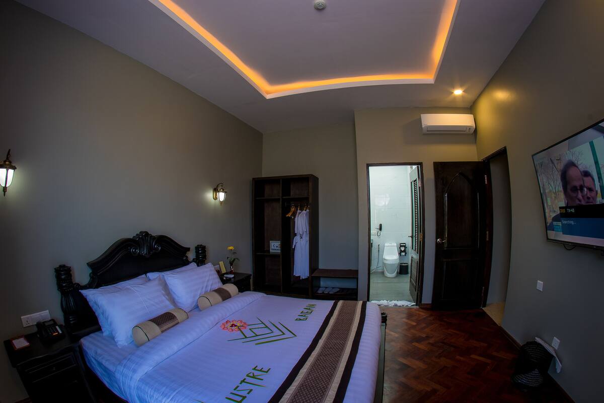 Premier Suite Room | Minibar, in-room safe, desk, soundproofing