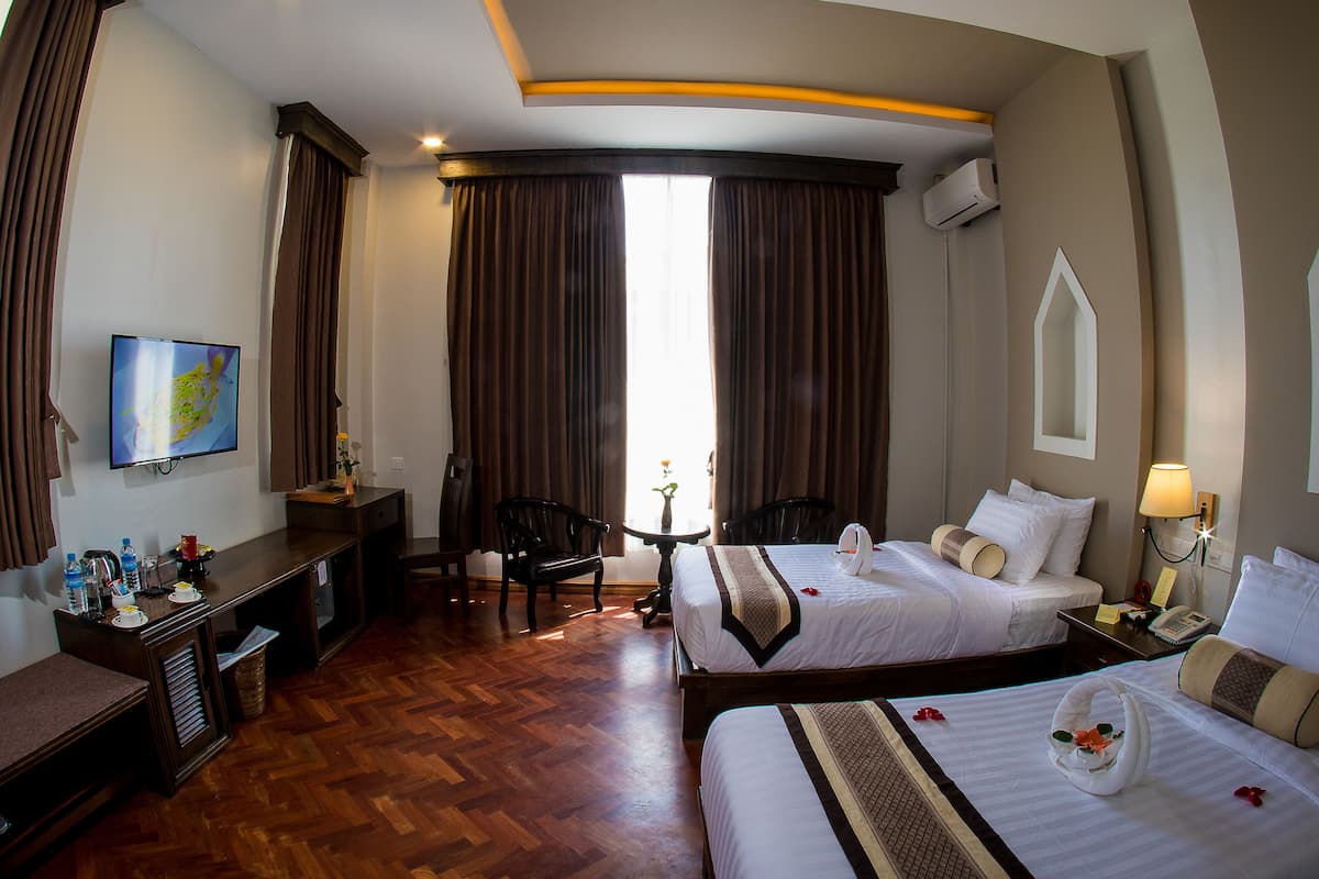 Deluxe Twin Room | Minibar, in-room safe, desk, soundproofing