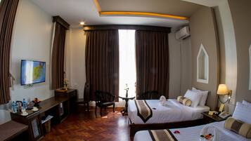 Deluxe Twin Room | Minibar, in-room safe, individually decorated, individually furnished