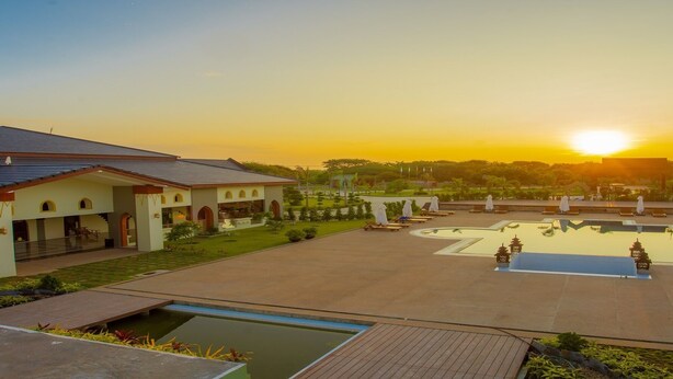 Outdoor pool - Lustre Bagan Resort (Nyaung-U)