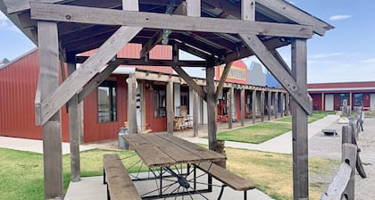 Take a Hike Cabin Explore the Wichita Mountains, Handicap king bed, sleeps 2