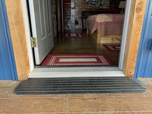 1 bedroom, iron/ironing board, free WiFi, bed sheets - Take a Hike Cabin Explore the Wichita Mountains, Handicap king bed, sleeps 2 (Cache)