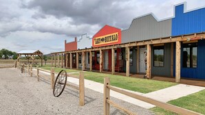 Un bâtiment à l’allure rustique, avec une façade rouge et bleue, un porche en bois et une enseigne indiquant « Lazy Buffalo ».