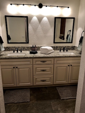 Dusj, hårføner, håndklær og såpe