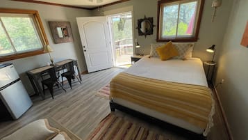 Tabla de planchar con plancha, wifi gratis y ropa de cama
