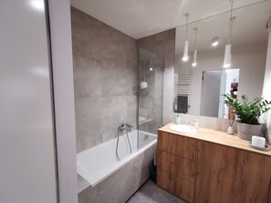Deluxe Apartment | Bathroom | Combined shower/bathtub, hair dryer, towels - WS Lovely Garden&Parking Apartment (Kraków)