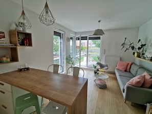 Deluxe-Apartment | Wohnbereich | Flachbildfernseher