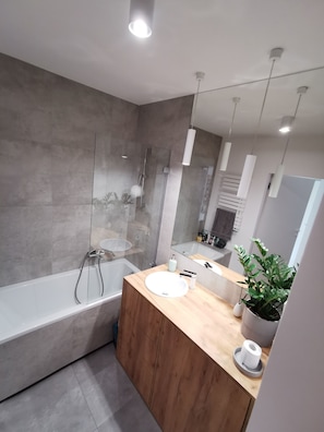 Deluxe-Apartment | Badezimmer | Duschwanne, Haartrockner, Handtücher