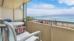 Ein Balkon mit Blick auf Strand und Meer.