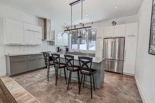 Mont Tremblant -Newly Built Home. SKI ,HIKE, EXPLORE NATURE Private Hot Tub!