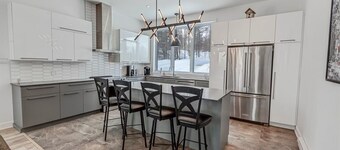 Mont Tremblant -Newly Built Home. SKI ,HIKE, EXPLORE NATURE Private Hot Tub!