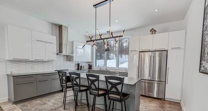 Mont Tremblant -Newly Built Home. SKI ,HIKE, EXPLORE NATURE Private Hot Tub!