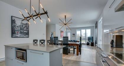 Mont Tremblant -Newly Built Home. SKI ,HIKE, EXPLORE NATURE Private Hot Tub!
