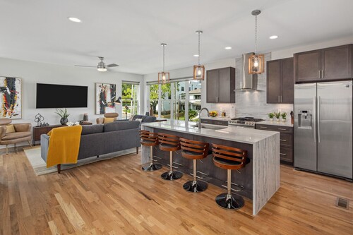 Beautiful 4 Lvl, 4BR/4BA, Minutes to downtown, 4 King Beds each w/private bath.