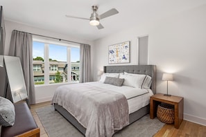 4 bedrooms, iron/ironing board, free WiFi, bed sheets - Beautiful 4 Lvl, 4BR/4BA, Minutes to downtown, 4 King Beds each w/private bath. (Nashville)