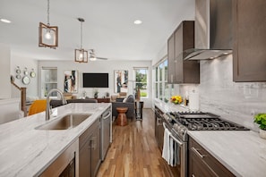 Fridge, microwave, oven, stovetop - Beautiful 4 Lvl, 4BR/4BA, Minutes to downtown, 4 King Beds each w/private bath. (Nashville)