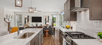 Beautiful 4 Lvl, 4BR/4BA, Minutes to downtown, 4 King Beds each w/private bath.