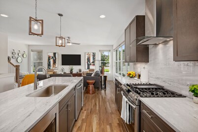 Beautiful 4 Lvl, 4BR/4BA, Minutes to downtown, 4 King Beds each w/private bath.