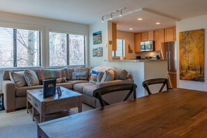 Televisión y chimenea 