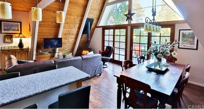 WALK TO LAKE ARROWHEAD VILLAGE! LAKE Access -3 Level CABIN + STUDIO- Views PETS!