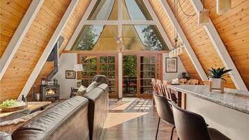 Smart-tv, eldstad, dvd-spelare och bordsfotboll