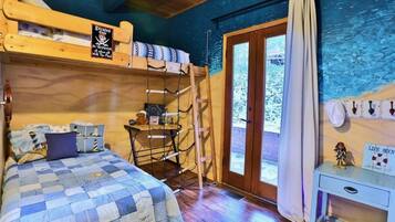 5 slaapkamers, een bureau, een strijkplank/strijkijzer, gratis wifi